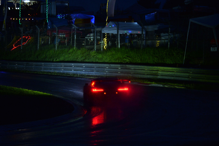 夜に入ると雨はやみ、徐々に路面コンディションはドライへと変化していった。とはいえ、照明設備の乏しいノルドシュライフェ。ナイトセッションでは、多くのマシンがハプニングに遭うなど、サバイバルレースが展開されることとなった。