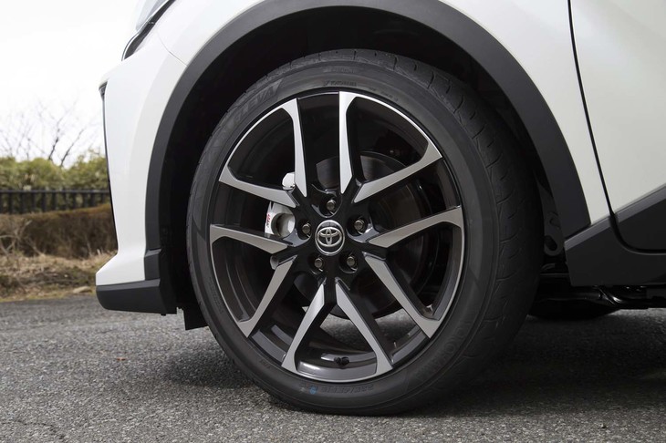 専用デザインの19インチアルミホイール。ホワイトのフロントブレーキキャリパーは「GR」ロゴでドレスアップされている。