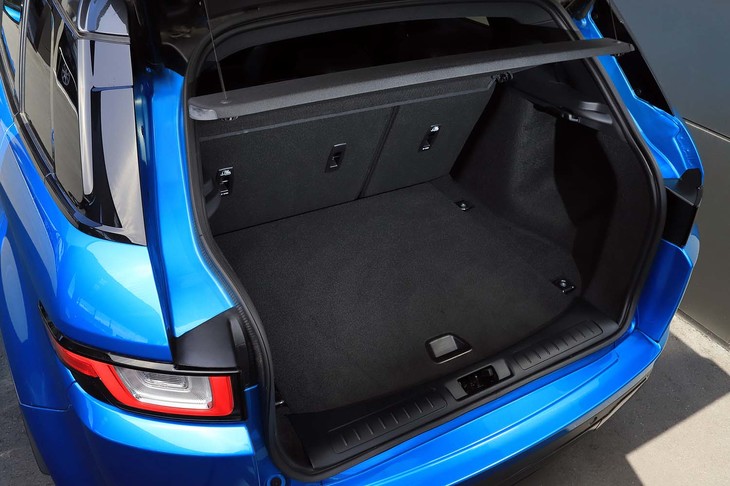 上質なカーペット敷きのラゲッジスペース。「レンジローバー イヴォーク」でも実用性は十分だが、より広い車内空間を求める向きには「ディスカバリー スポーツ」という選択肢もある。