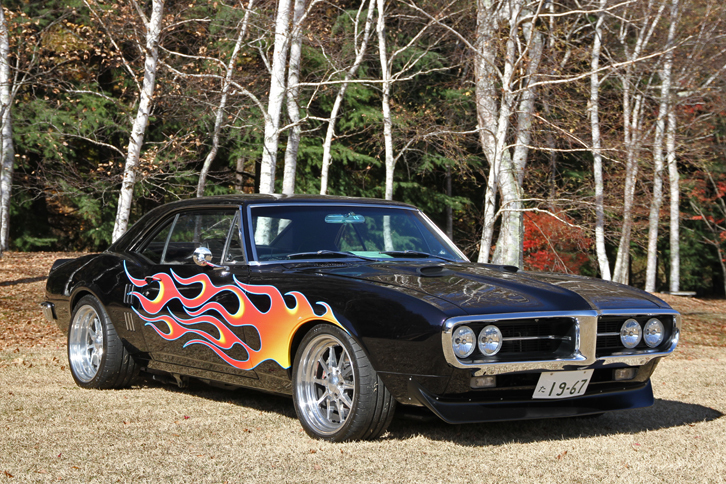 1967年「ポンティアック・ファイアーバード」。「シボレー・カマロ」の兄弟車として同年にデビューした初代ファイアーバード。