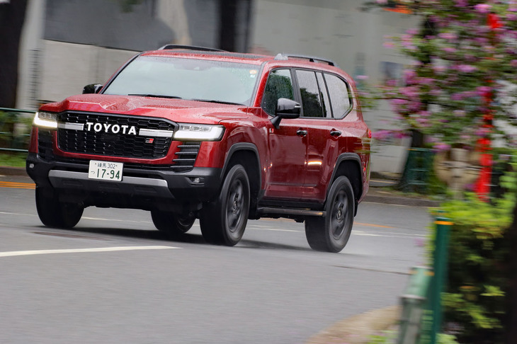 「GRスポーツ」は、舗装路では電子制御でスタビライザーの動きを抑制。専用設定のサスペンションともども、ロールを抑えて走行安定性を高める。