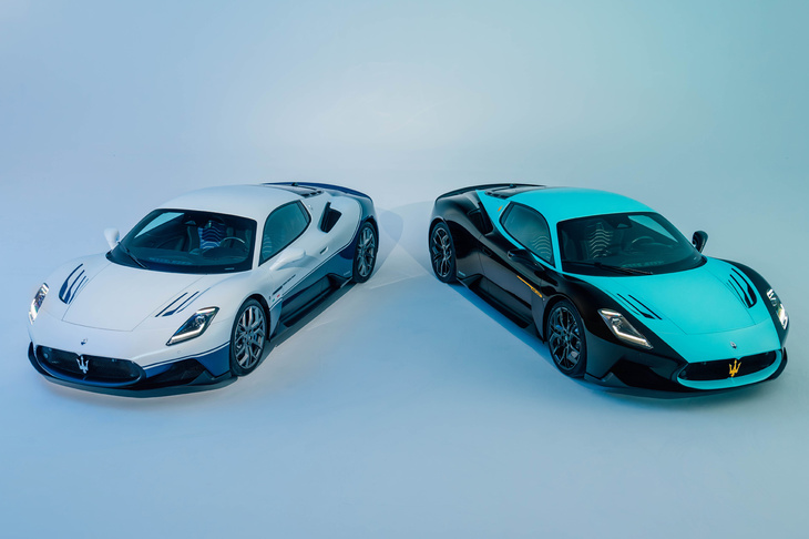 「マセラティMC20イコーナ」（左）と「MC20レッジェンダ」（右）。