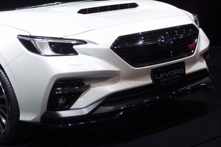 複雑な造形のフロントまわりは、ワンピースのパネルで仕立てられている。