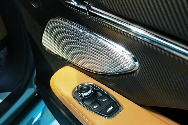 アストンマーティンDB12（ドアスピーカー＆ドアコンソール）