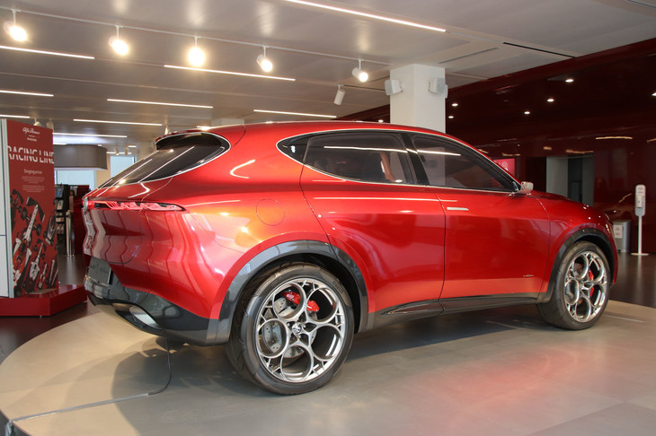 2019年のジュネーブモーターショーで公開された「アルファ・ロメオ・トナーレ コンセプト」も後部ドアのノブが隠されている。