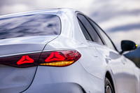 6代目「Eクラス」の特徴となるスリーポインテッドスターのモチーフが採用された、LED式のリアコンビネーションランプ。大きく後退したグリーンハウスも目を引くポイントだ。