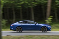 ボディーの全長は5050mmにも達する。「4ドアクーペ」を名乗るものの、実際にはリアに巨大なハッチゲートを備えた5ドアクーペである。