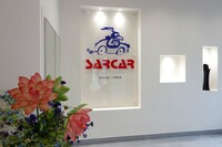 サルカーの社章。白い羽根をつけたネイティブアメリカンが運転している。