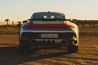 カーボン製の固定式スポイラーが装着されたリアまわり。最高出力480PS、最大トルク570N・mの3リッター水平対向6気筒ツインターボエンジンが搭載されている。