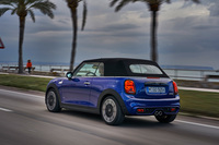 ルーフを閉じた状態で走る「MINIクーパーS コンバーチブル」。MINIコンバーチブルのソフトトップは、ルーフの一部だけをスライドさせ、サンルーフのように使用することも可能となっている。