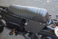 シートはタンデム走行も想定したロングタイプで、車体と後輪をつなぐサブフレームには、同乗者用の折り畳み式タンデムステップも備わっている。