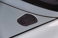 エンジンへはカウルを取り外してアクセスする。