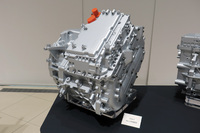 「5-in-1」ではモーターとインバーター、減速機に加え、ジェネレーター（発電機）、およびエンジンからジェネレーターに動力を伝達するギア（増速機）もモジュール化される。