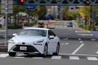 「アドバンストドライブ」はレベル2相当の自動運転機能であり、ドライバーの監視が必須ながら、高速道路での車線変更や追い越しまでもが自動化されている。