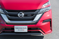 フロントグリルやフロントバンパーも専用設計。空力特性を考慮し、フロントバンパーの左右にエアダクトを備える。