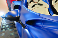 エンジンルームへ空気を送るエアインテークは、ドアの前方と後方に設けられている。