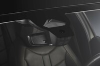 フロントカメラが前方の路面をスキャンしてダンパーの減衰力を最適化する「DSアクティブスキャンサスペンション」を標準装備する。