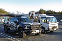 某パーキングエリアにて、同じフレームボディー＆リアリジッドサスペンションの「トヨタ・ダイナ／トヨエース」とツーショット。こうした車両は、ボディーが柔軟性のあるマウントを介してフレームに乗っかっている上、リアのホーシングもバネとダンパー、リンク類でフレームにつながっているだけなので、それぞれがバラバラに動いて“横ズレ”が生じやすい。とはいえ直進性に問題があるわけではなく、結果としてドライバーは「ボディーは微妙にヨーイングしてるのに、クルマは問題なく真っすぐ走っている」という不思議な感覚に陥るのだ。……要するに、細かいことは気にしてはいけないのである。