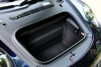 フロントのラゲッジスペース。125リッターの容量が確保されている。