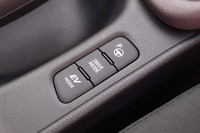 EVモードのセレクターは、パーキングブレーキレバーの横に配される。新型「ヤリス」のハイブリッドモデルでは、130km/hでのEV走行が可能となっている。