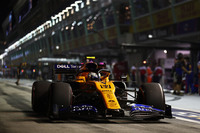 今季これまで「スローコーナーが弱点」と言われていたマクラーレンが、ストリートコースのシンガポールGPで「ベスト・オブ・ザ・レスト」のポジションを堅持。予選でカルロス・サインツJr.が7位、10位だったランド・ノリス（写真）も、ルノーのダニエル・リカルドの失格を受けて9番グリッドを得た。レースでは、スタートでサインツJr.がニコ・ヒュルケンベルグと接触、緊急ピットインとなり最後尾にまで脱落、結果12位。新人ノリスが代わりに7位に上昇し、その順位を守り切って入賞した。（Photo=McLaren）