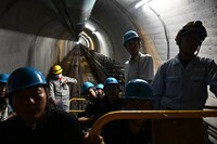 さらに下流に降った位置にある安房川第二発電所を見学するため、地中奥深くへ降りる特殊なエレベーターに同乗する報道陣。