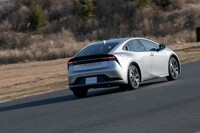 先代モデルから50％以上の容量アップを図ったという駆動用バッテリーは燃料タンクと場所を入れ替えて後席の座面下に積まれる。