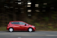 「e-POWER」搭載車の車両重量は、「メダリスト」系のグレードで比較した場合、自然吸気エンジン搭載車より180kg、過給機付きエンジン搭載車より130kg重い。