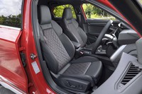 「S3」のみに設定されるファインナッパレザーシートは18万円のオプション。標準装備はスチールグレーのパーシャルレザー表皮となる。