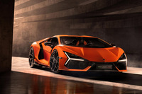 試乗車両として用意されているランボルギーニのフラッグシップモデル「レヴエルト」。システム最高出力1015PSを誇るV12プラグインハイブリッドシステムを搭載する。