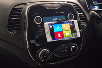 今回の特別仕様車には、アプリ「R&Go」に対応したラジオが備わる。写真のようにスマートフォンをインフォテインメントシステムとして活用するための、オプション「スマートフォン・クレードル」（5400円）も用意される。