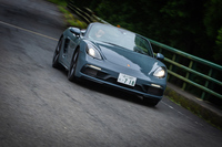 「718ボクスターGTS」には、コーナリング時のトラクションを高める機械式LSDやトルクベクタリングシステムなどが標準装備される。