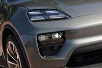 リアエンジンの2ドアポルシェのようにラジエーターグリルのないデザインと、4灯式デイタイムランニングランプが組み合わされた新型「マカン」のフロントフェイス。