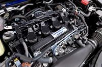 1.5リッター直4ターボエンジンは182psと240Nmを生み出す。ガソリンはプレミアム指定（セダンはレギュラー）で、JC08モード燃費は17.4km/リッター。