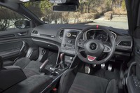 ブラックを主体としたインテリアデザインもカタログモデルと同様。シフトレバーやサイドブレーキレバーには赤のステッチが用いられている。