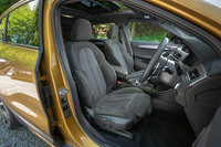 「MスポーツX」では、座面と背もたれにファブリックを、サイドサポート部分にアルカンターラを使用したスポーツシートが標準装備となる。