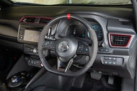 ステアリングホイールは本革とアルカンターラのコンビタイプ。オプションで本革巻きのステアリングも用意される。