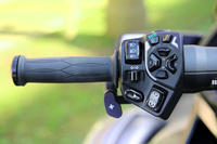 バーハンドルの左グリップ周辺には、シフトパドルやオーディオなどの操作スイッチが備わる。