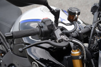 フロントブレーキにはレバーとシリンダーが直交するブレンボ製の純ラジアルマウントシリンダーを採用。リニアでダイレクトな操作性を追求している。