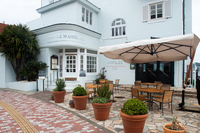 道中立ち寄った、レストラン ラ・マーレ。地元の食材を生かした上質な“創作海辺料理”で知られる。