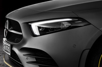 ちなみに、同じ新世代メルセデスでも、FFの「Aクラス」は“顔”が逆スラントになっていない（スリーポインテッドグリルの向きに注目）。グリルやヘッドランプの形状などで「CLS」との類似性を持たせているのだ。