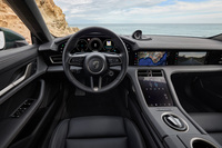 インストゥルメントパネルやセンターディスプレイ、センターコンソールなどのデザインを変更。オプションの助手席側ディスプレイには新機能が追加されている。