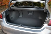 トランク容量は443リッター。右側の壁面に100V・1500Wのアクセサリーコンセントが付いている。