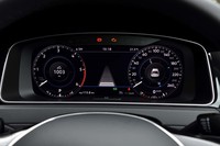 エンジンのレッドゾーンは4000rpm台後半からと、ディーゼル車らしくやや低め。