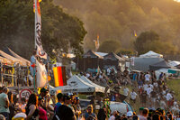 いっぽう、サーキット外の観戦エリアはこんな感じ。モヤモヤしてるのはお肉を焼いてる煙です。