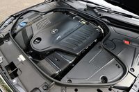 M256型と呼ばれる新型直6エンジン。オルタネーターとスターターを兼ねる電気モーターや電動スーパーチャージャー、ターボなどとのコンビネーションにより、エネルギー効率が追求されている。