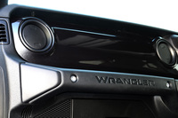 グロスブラックで外装とコーディネートされた「ラングラー アンリミテッド スポーツ アルティテュード」のインストゥルメントパネル。