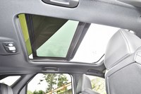 試乗車には、オプションのパノラミックサンルーフが装着されていた。紫外線や熱線をカットするガラスが使用されており、前半分が開く。