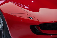 コンパクトなヘッドランプはリトラクタブル式というか、ふたが外にはね上がって点灯する。このあたりのディテールはコンセプトカーならでは。