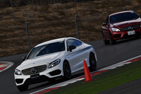 コースの脇には要所要所にパイロンが立てられており、ブレーキングポイントやクリッピングポイントの目安として重宝した。